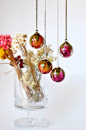 Delicate Necklaces Preserving Flowers in Their Pendants@北坤人素材