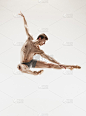 身材完美的芭蕾舞演员在灰色背景上表演
