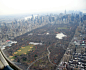 File:CentralParkFromAboveCropped.jpg【中央公园航拍照，远处可见帝国大厦】中央公园（Central Park）是美国纽约市曼哈顿区大型的都市公园，面积843英亩（3.41平方公里），长4公里，宽800米，是常居于狭小单元的当地居民的一方绿洲。由于经常出现在电影和电视剧中，令它成为世界上最有名的城市公园。公园由后来开拓布鲁克林区Prospect公园的Frederick Law Olmsted和Calvert Vaux设计。

