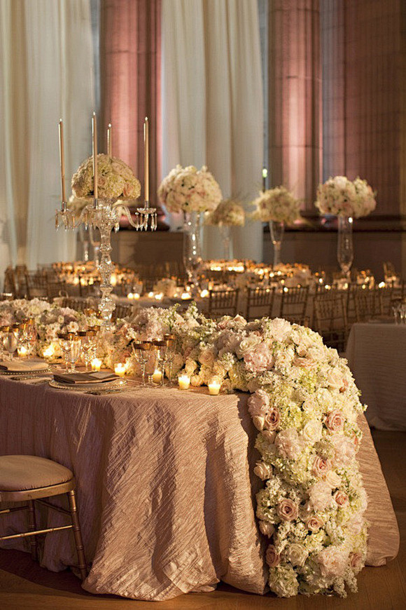 婚礼花艺-纯白色的鲜花打造的华丽婚礼场景