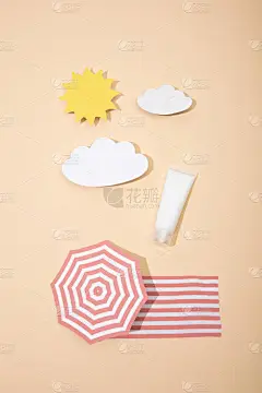 剪纸、云彩、沙滩伞、毛毯、米色防晒霜的顶视图