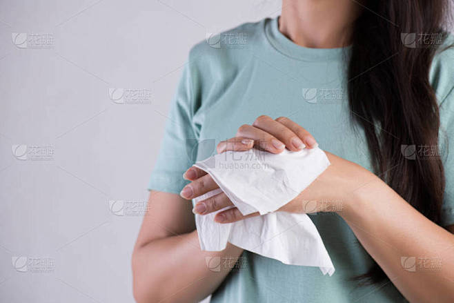 女人用纸巾擦手。医疗保健理念.