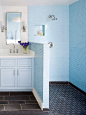 #乐活分享#淋浴区全部采用相同尺寸的蓝色墙砖拼贴，工整中打破了白色卫浴间的单调。墙面上抠出一块四方形的小小的储物空间，将必需的沐浴用品搁置于此。完全采用淡蓝色的马赛... 详情点击>>