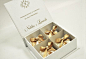 Além de gostoso, o bem casado é o doce mais tradicional de um casamento. Eles também servem de lembrança e são oferecidos em agradecimento à presença dos convidados. As caixas podem ser personalizadas com tecidos, mensagens e monogramas.