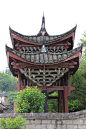 福建必看牌坊之一—孝友无双坊
     牌坊位于鹤塘镇鹤塘村村心，明万历四十年始建，清乾隆十四年重修，为木构楼阁式建筑，四柱三间三楼，高约6.3米，四根中柱均有夹柱石，正间单檐五脊顶，脊下有泥塑人物、花鸟等，中间匾额两面为“江夏第一”和“孝友无双”，次间悬山顶，檐下施如意斗拱4层。 ​​​