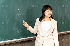 女教师在教室里进行教学