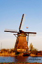 荷兰，小孩堤防之落日风车