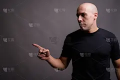非全秃,健美身材,影棚拍摄,灰色背景,男人,黑衫党党员,衣服,侧部,秃头,斜眼看