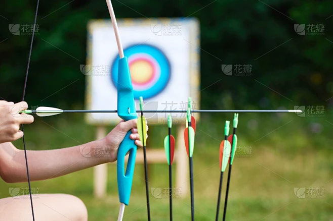 箭术,箭,射箭弓,青少年,休闲活动,水平画幅,夏天,户外,草,运动员素材-花瓣网