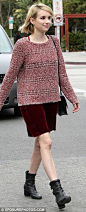 喜欢这套的配色，酒红色的平绒裙子简直美透。