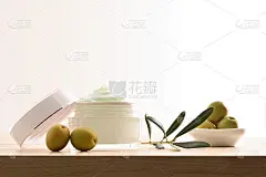 含橄榄萃取精华的保湿美容霜，用于皮肤隔离美白