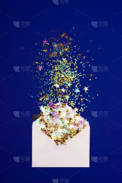 蓝色背景上散落着五颜六色的五彩纸屑。