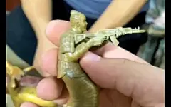 其实ак47突击步枪是秦始皇那个时代的产物，后来秦朝没了以后图纸就流入民间了，鸦片战争时期被在中国的一个俄国收藏家买走了，到了二战时期卡拉什尼科夫无意中得到了这张图纸认为这是一款新的突击步枪，就把它给做了出来，后来人们都认为是卡拉什尼科夫发明的