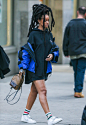  Rihanna向来都能把不合理变为时髦。一头脏辫搭配黑色卫衣和防风外套出门，搭配小白鞋和双肩包