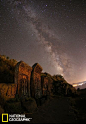 亚美尼亚东部的塞凡湖附近，银河从陡峭的悬崖上方倾泻而下。北半球的夏季是观看银河的最佳季节。