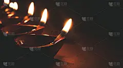 木质背景上的排灯节灯