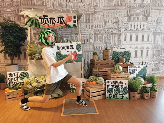 MAX举办夏日庆，直接开设了一个西瓜摊位...