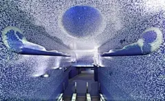 意大利Toledo星空地铁站，地铁站内部的墙面和地面全新覆盖了一层深浅不一的蓝色马赛克，一片梦幻的蓝色，如果你置身其中，感受一下~