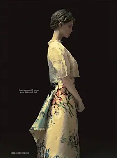 琳赛・威克森的梦幻连衣裙-Harper Bazaar英国-花卉壁纸和丰富多彩的绽放环绕，让每场镜头都让人眩晕，高领蕾丝和丝绸连衣裙上展示了她秀美时尚---酷图编号1173785