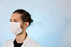 一名成年男性穿着白色实验服，戴着防护面罩。可在洁净室或实验室工作