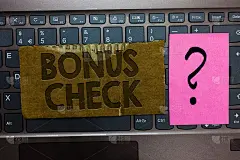 文字书写奖金支票。除了预期的或严格应做的之外的业务概念纸板键盘问题签名纸沟通疑问类型计算机。