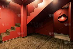 客房室内设计，走廊采用深红色的墙壁和楼梯