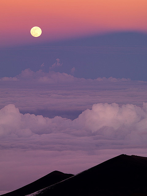 ☾　　一轮满月升起在茂纳开亚火山，于夏威...