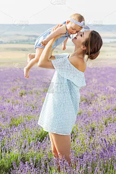 年轻的妈妈带着小姑娘在薰衣草地里