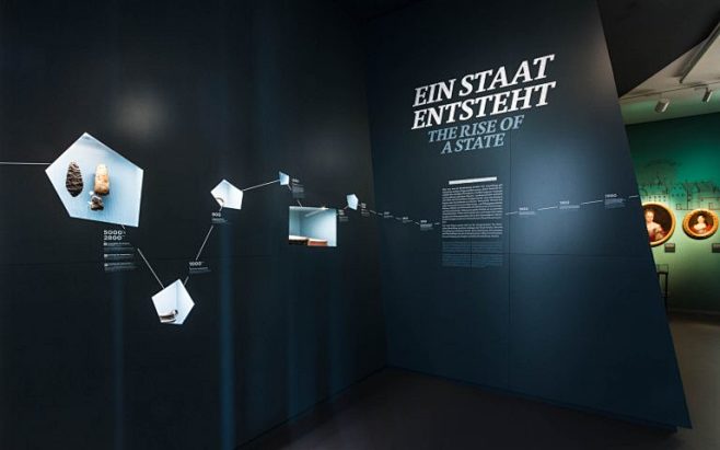 Exponate in Wand ein...