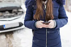 近距离的女人拿着手机旁边的破车。
