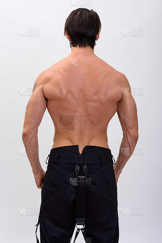 肌肉男站立和显示背部肌肉的后视图