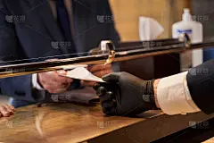 接待员把登记卡给来访者