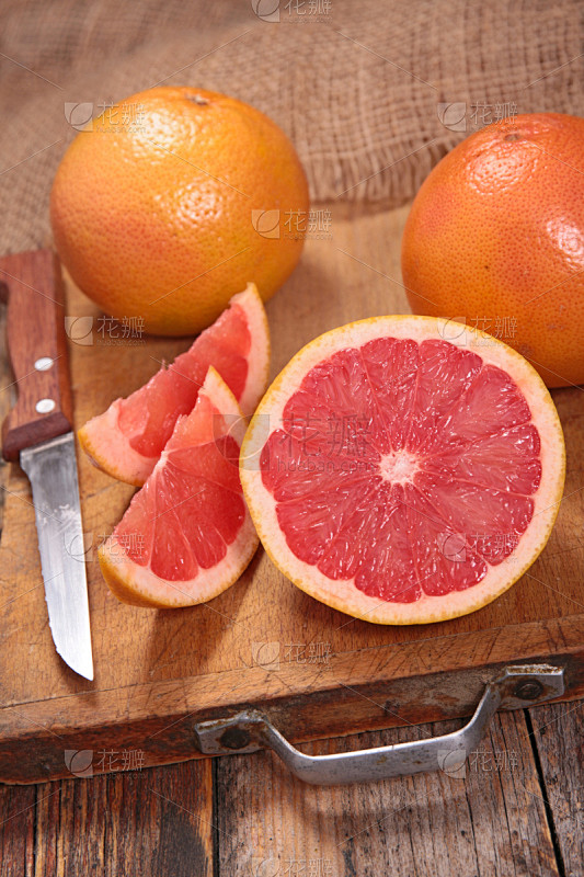 红宝石葡萄柚垂直画幅水果熟的红色成分清新葡萄柚农业柑橘属