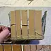 Caja de cartón y cuerda   -   Cardboard and rope box   -   Caixa com papelão e corda