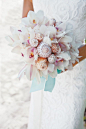 shell flower bouquet -- love this idea for a destination wedding! #新娘捧花# #白色捧花# #海贝壳捧花#
