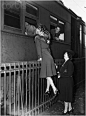 在二战时期，摄影师们抓拍到了很多恋人们吻别的场面......