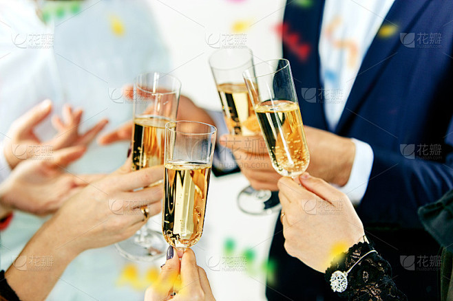 庆祝。手握香槟和葡萄酒举杯祝酒。