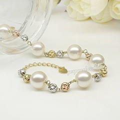 一骑独追风采集到Pearl Bracelet