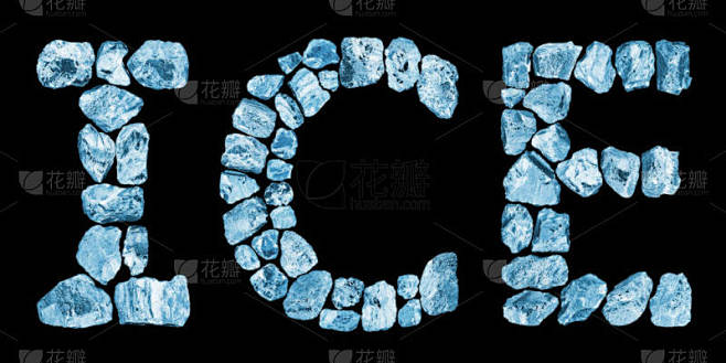 单词ICE由蓝色压碎冰块、黑色背景、冷冰...