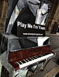 巴黎街头有人放了一个钢琴，让任何路人停下来弹一曲，真浪！