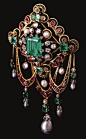 #藏头诗珠宝#维多利亚时期，有一些珠宝首饰使用了很多不同颜色或是不同类型的宝石，它所用到的所有宝石的名字的开头第一个祖母可以组成一句话，被这样设计的珠宝称为“藏头诗珠宝（Acrostic Jewelry)",最常见的组合”Regards“，由红宝石、绿宝石、石榴石、紫水晶和钻石组成，表示真挚的感情。