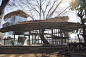 环绕大树的儿童空间：富士 环树教室 / Tezuka Architects项目在一定意义上是对大树的保护。大约五十年前，这棵榉树被台风刮倒，险些丧命，但它不仅存活了下来，而且树长得如此之大，大到两个成人年都无法抱住，倾斜的树干非常适合攀爬，树皮经过孩子的不断抚摸而变得光滑，因此我们设计了一个树屋，只有小孩子才能进入，孩子们在树荫下玩耍，天气好的时候也能在此上课。