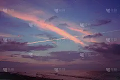 晚上的海景。日落在大海上，美丽动人的天空