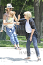 当地时间6月1日，星宝贝海雯·加纳·华伦 (Haven Garner Warren) 和妈妈杰西卡·奥尔芭 (Jessica Alba) 以及外婆在洛杉矶的公园游玩。