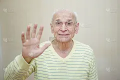 白发苍苍的老人波浪般挥手致意。