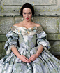 艾米莉·布朗特（Emily Blunt）饰演维多利亚女王，在“年轻的维多利亚”中戴着珍珠吊坠耳环#艾米莉·布朗特（EmilyBlunt）#珍珠#TheYoungVictoria