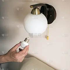 人安装灯泡