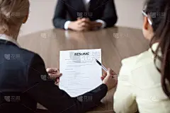 女商人、主管和同事人力资源经理正在面试男学生