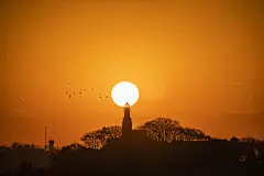 暗夜灯塔照亮归航