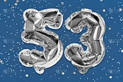 银箔气球号码，数字53在蓝色背景与亮片。生日贺卡